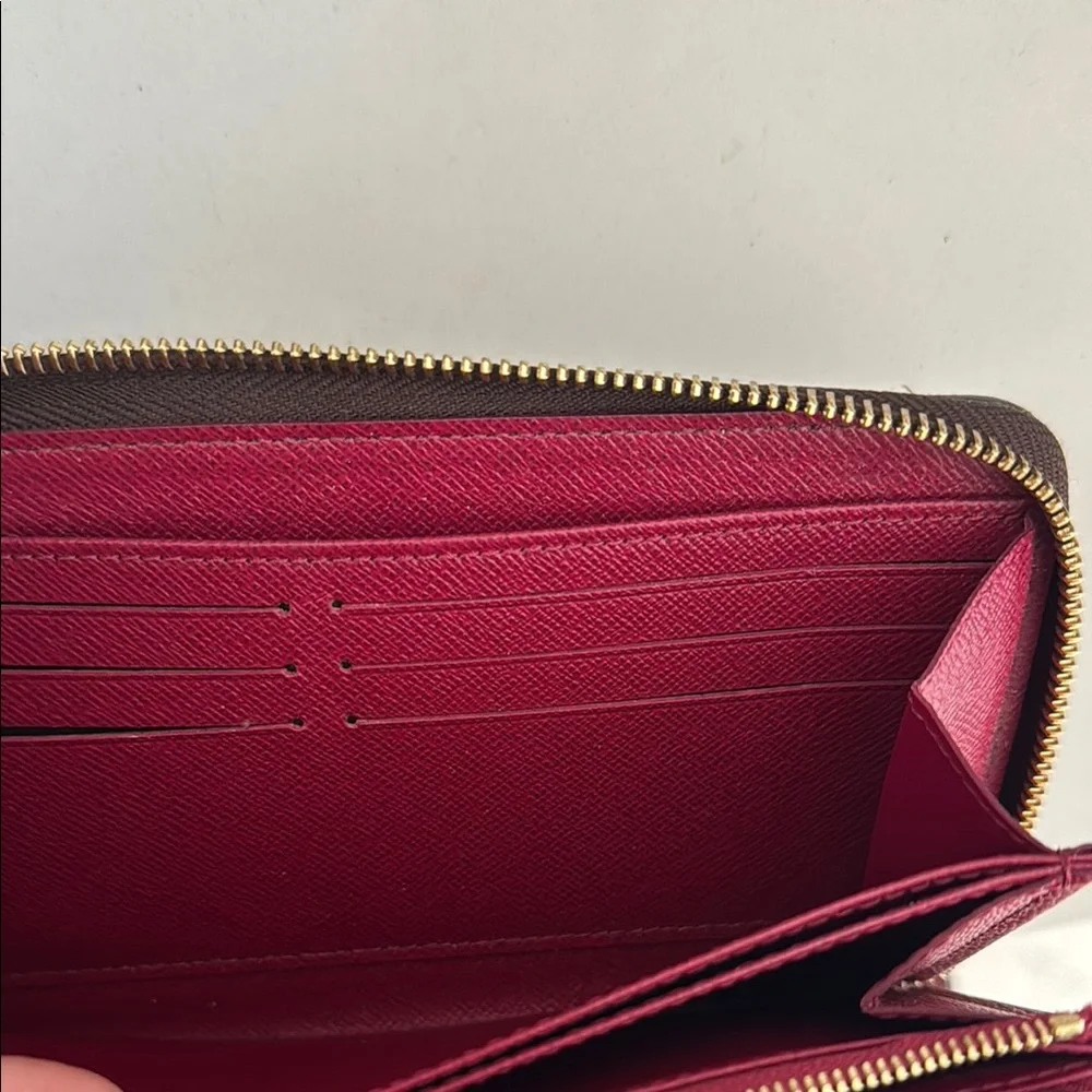 Louis Vuitton Brown Monogram Wallet  

The Zippy Wallet - Picture 9 of 11